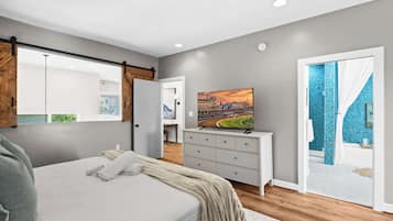 2 bedrooms, desk, iron/ironing board, WiFi