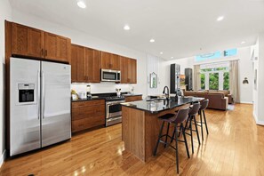 Refrigerador, microondas, horno y parrilla de estufa