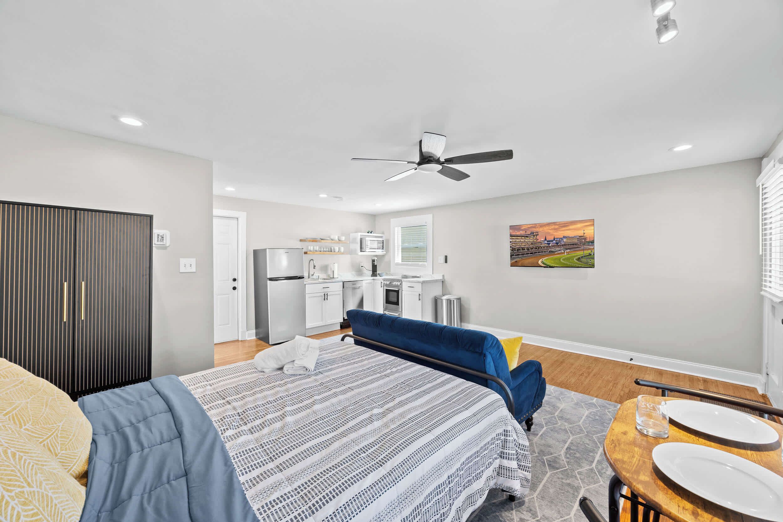 1 slaapkamer, een bureau, een strijkplank/strijkijzer, wifi