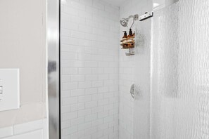 Douche, séchoir à cheveux, serviettes fournies