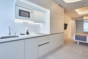 Refrigerador con freezer, microondas, placa de cocina, cafetera expreso