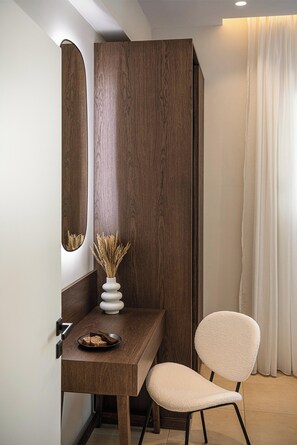 A modern room with a wooden desk, a white chair, and a mirror. - Kymélia Ground Suite With Private Pool & SeaView (Galatas)