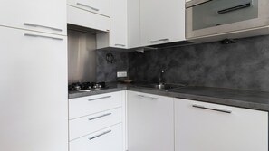Kylskåp, mikrovågsugn, ugn och spishäll