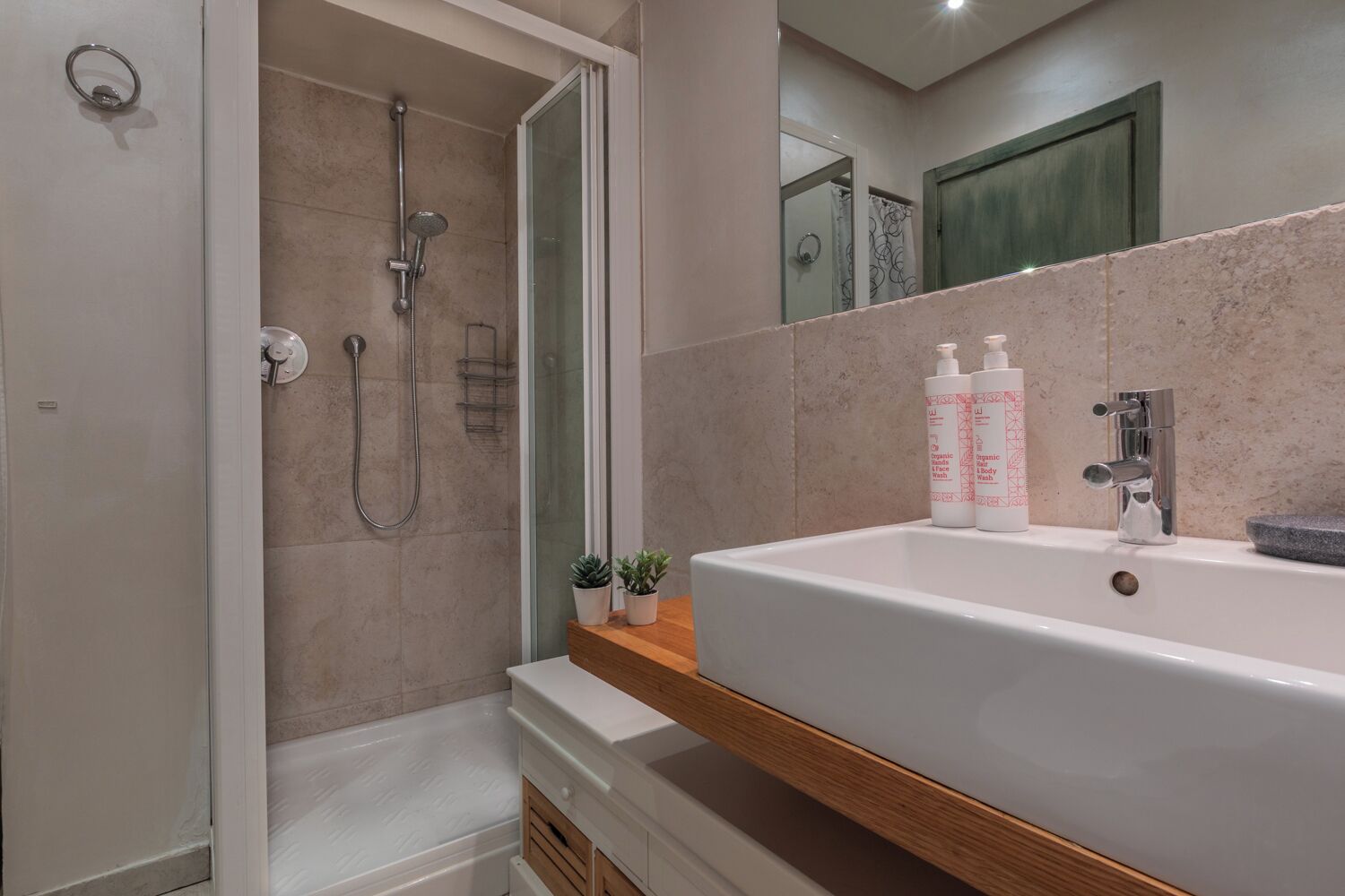 Apartamento, 2 quartos, sacada | Banheiro | Banheira e chuveiro separados, secador de cabelo, toalhas de banho 