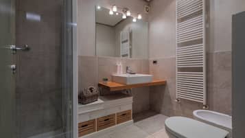 Apartamento, 2 quartos, sacada | Banheiro | Banheira e chuveiro separados, secador de cabelo, toalhas de banho
