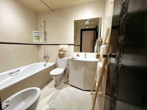 Bidet, Handtücher, Seife, Toilettenpapier