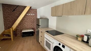 Een microgolfoven, een oven, een kookplaat, een vaatwasser