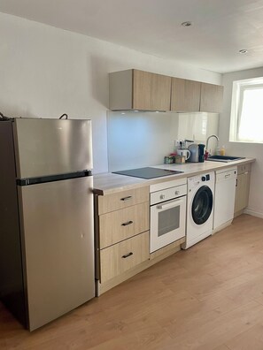 Mikrobølgeovn, ovn, kokeplater og oppvaskmaskin