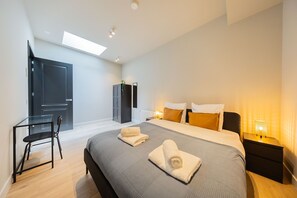 3 habitaciones, tabla de planchar con plancha y ropa de cama 