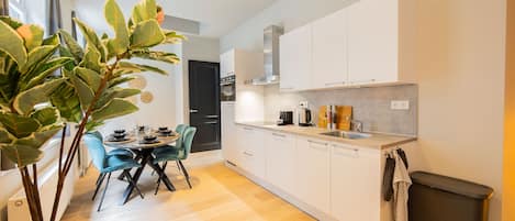 Fridge, oven, dishwasher, cookware/dishes/utensils