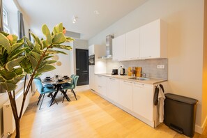 Refrigerador, horno, lavavajillas y utensilios de cocina 