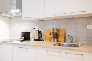 Refrigerador, horno, lavavajillas y utensilios de cocina