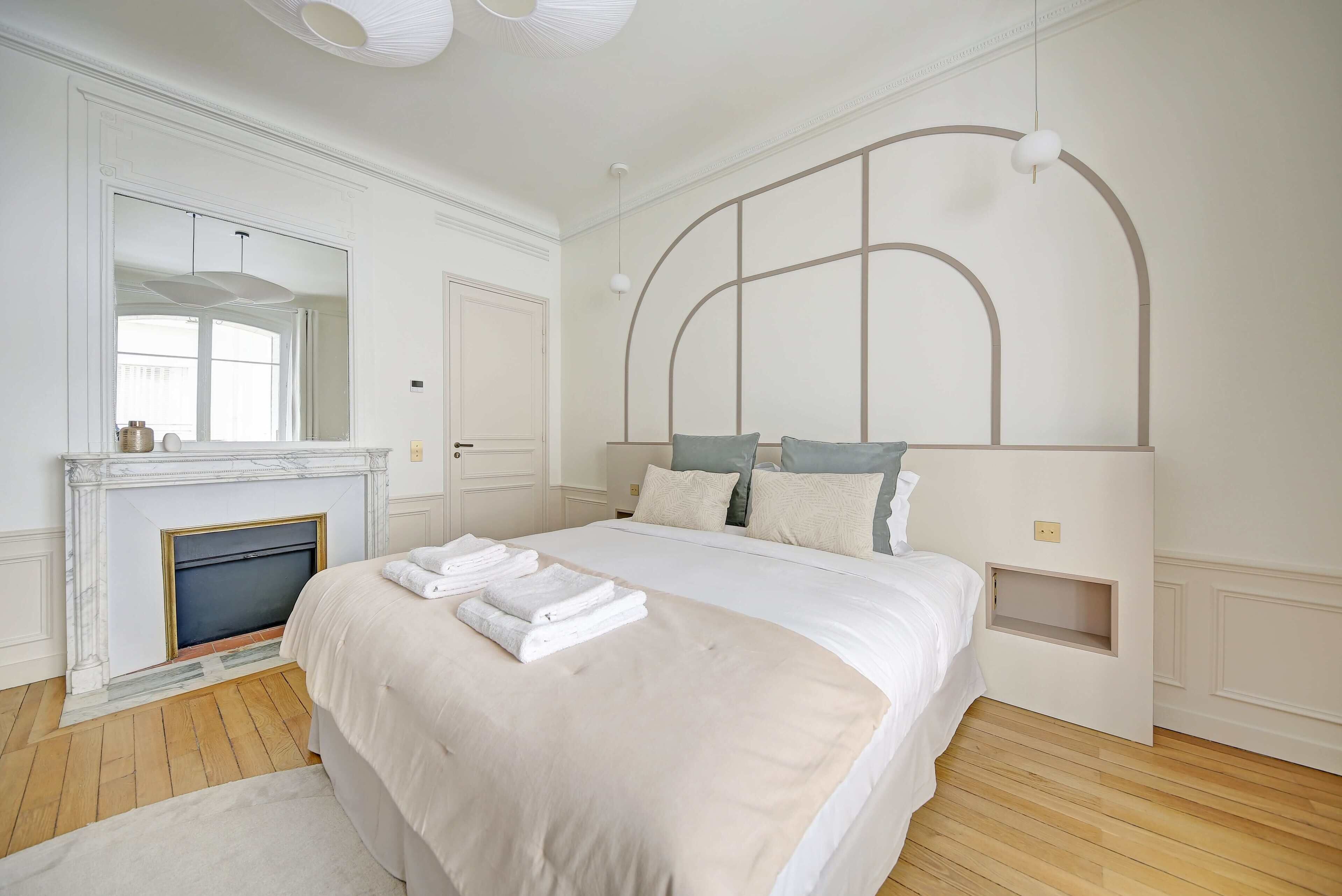 Free minibar, in-room safe, iron/ironing board, free WiFi