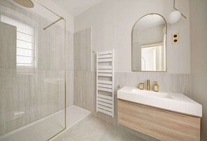 Deluxe Double Room | Bathroom | Slippers