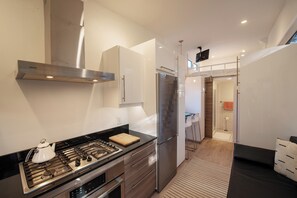 ثلاجة، فرن، ماكينة لصنع القهوة/الشاي، مستلزمات طهي/أطباق/أوعية