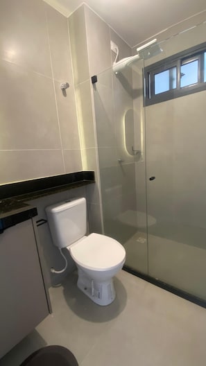 Appartement Classique, vue ville | Salle de bain | Serviettes fournies, savon, papier toilette