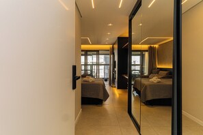 1 slaapkamer, een bureau, een strijkplank/strijkijzer, reisbedje