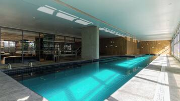 Piscina interna, piscina aquecida
