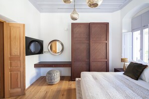 In-room safe, iron/ironing board, free WiFi, bed sheets