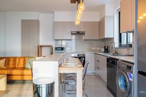 Appartamento, 2 camere da letto, cucina, vista città | Pasti in camera