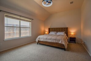 4 habitaciones, tabla de planchar con plancha, wifi y ropa de cama 