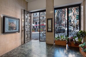 Interior - The Roofs of Fossatello – Relaxation between History and Comfort (Genova)