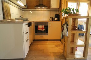 Een koelkast, een magnetron, een oven, een kookplaat