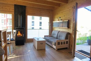 电视、壁炉、桌上足球、书