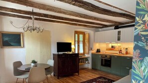 A cozy living room with a dining area, a kitchen, and a TV. - La Chintana (Ceres)