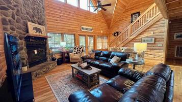 Televisión, chimenea y futbolito