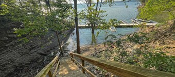 Blessing by the Lake | Lakeside Cabin|Hot Tub Wifi