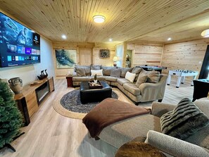 Fernseher, Kamin, Tischfußball