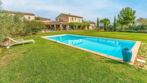 A swimming pool with a lawn and a house in the background. - Bed and Breakfast 'Manon' with Shared Terrace, Shared Garden and Wi-Fi (Estézargues)