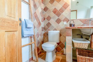 Shower, hair dryer, towels - Bed and Breakfast 'Manon' with Shared Terrace, Shared Garden and Wi-Fi (Estézargues)