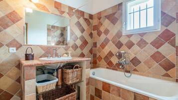 Een douche, een haardroger, handdoeken