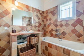 Shower, hair dryer, towels - Bed and Breakfast 'Manon' with Shared Terrace, Shared Garden and Wi-Fi (Estézargues)