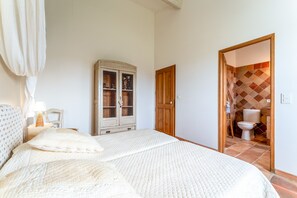 1 bedroom, WiFi, bed sheets - Bed and Breakfast 'Manon' with Shared Terrace, Shared Garden and Wi-Fi (Estézargues)