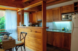 Superior appartement, 3 slaapkamers, op benedenverdieping | Privékeuken | Een koelkast/vriezer, een oven, een kookplaat