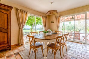 Dining - Bed and Breakfast 'Provence' with Shared Terrace, Shared Garden and Wi-Fi (Estézargues)