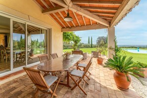 Outdoor dining - Bed and Breakfast 'Provence' with Shared Terrace, Shared Garden and Wi-Fi (Estézargues)