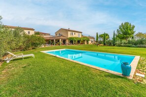 Pool - Bed and Breakfast 'Provence' with Shared Terrace, Shared Garden and Wi-Fi (Estézargues)