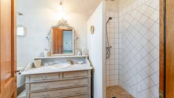 Regadera, secadora de cabello, toallas