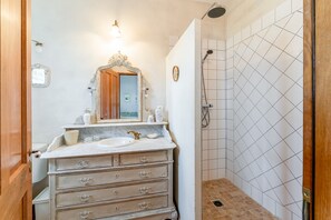 Shower, hair dryer, towels - Bed and Breakfast 'Provence' with Shared Terrace, Shared Garden and Wi-Fi (Estézargues)