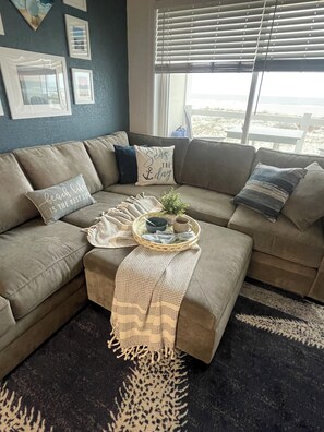 Smart TV, fireplace, books, stereo