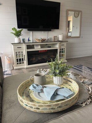 Smart-TV, Kamin, Bücher, Stereoanlage