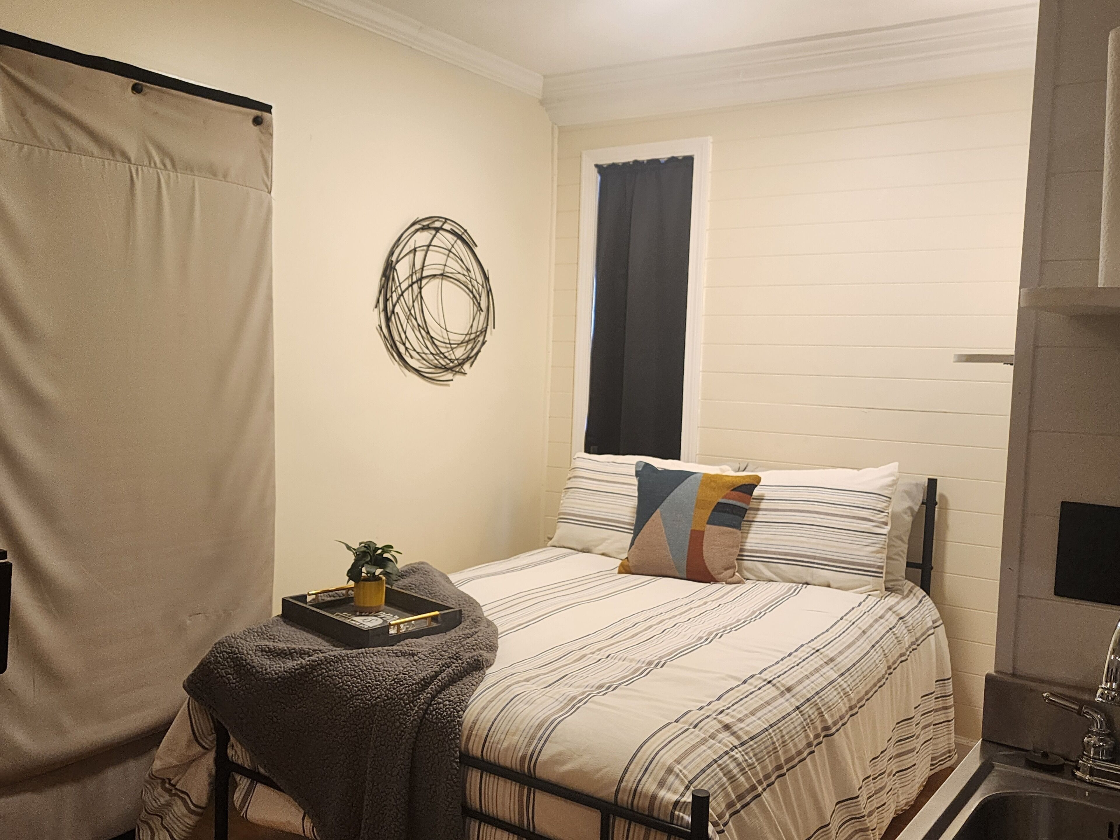 1 chambre, bureau, fer et planche à repasser, accès au Wi-Fi (inclus)