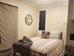 1 soverom, skrivebord, strykejern/-brett og wi-fi (inkludert)