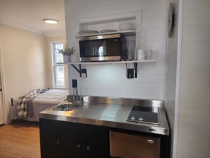 Kjøleskap, mikrobølgeovn, kokeplater og kaffetrakter/tekoker