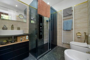 Ducha, secador de pelo y toallas