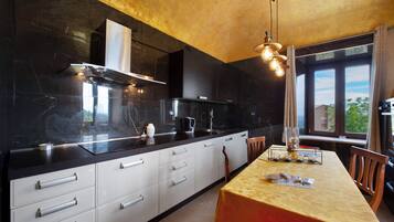 Een koelkast, een oven, een kookplaat, een waterkoker